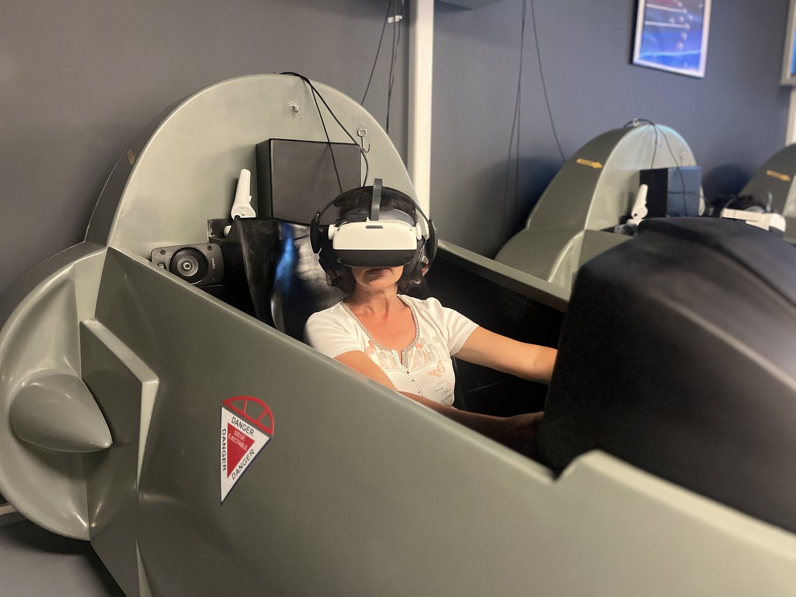 Une pilote aux commandes du simulateur Mirage 2000 chez Team Square